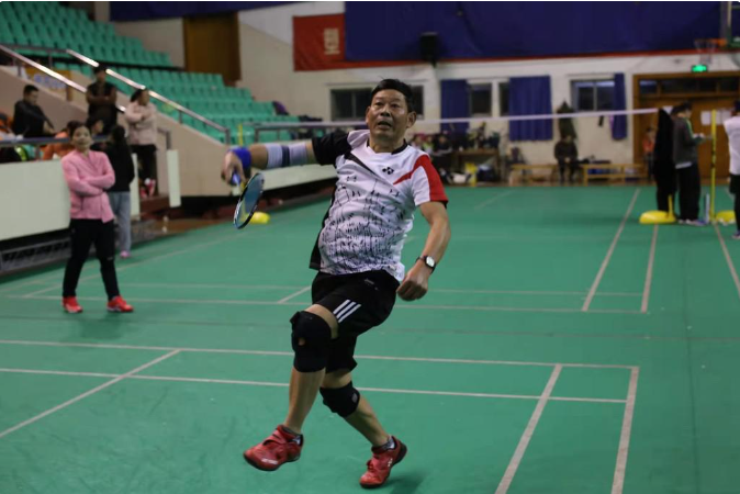 60出头的胡志坚是个运动达人