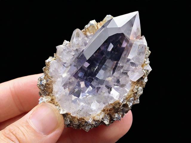 为什么水晶洞选择原矿?原矿水晶洞的独特魅力 为什么水晶洞选择原矿?原矿水晶洞的独特魅力