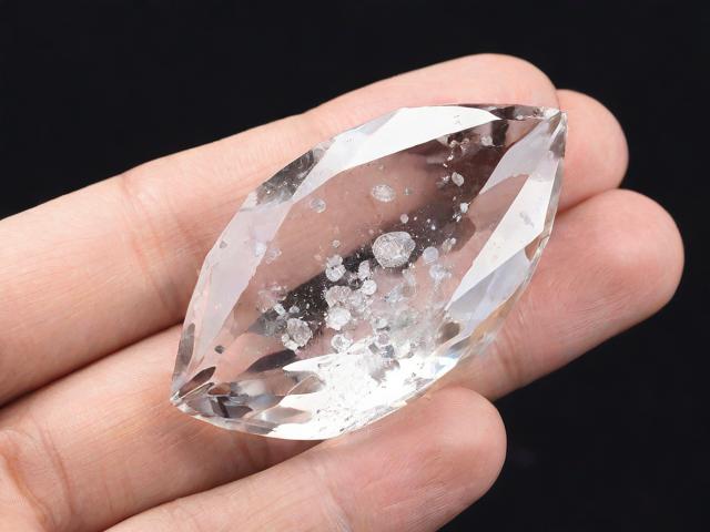 为什么水晶会有坑洞?详细解析水晶形成坑洞的原因 为什么水晶会有坑洞?详细解析水晶形成坑洞的原因