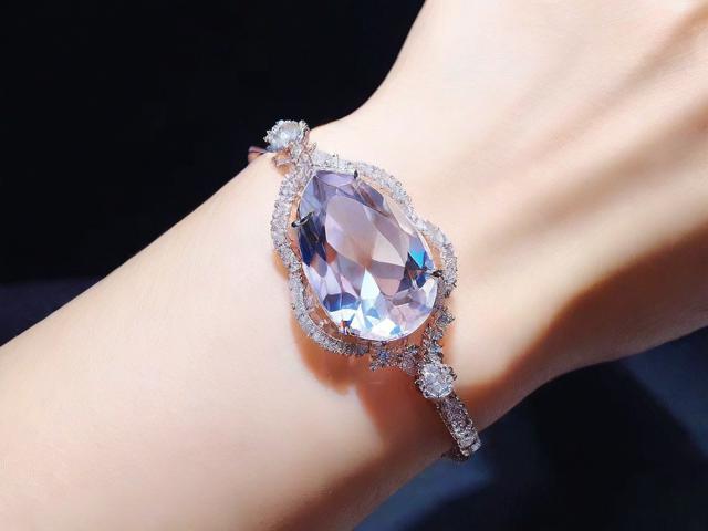 为什么浦江水晶产地众多？