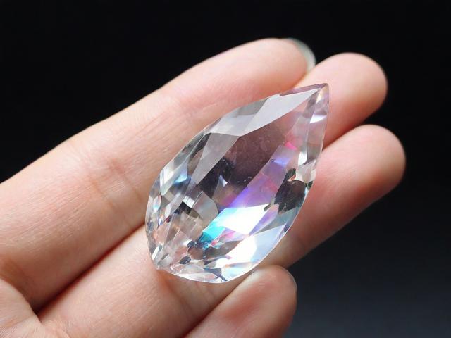 为什么有的水晶会发亮?探究水晶发光的原因 为什么有的水晶会发亮?探究水晶发光的原因